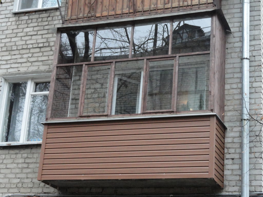 Остекление балконов и лоджий деревянными окнами дома серия П-3М
